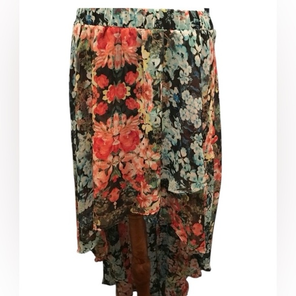 NWOT Beautiful Floral high-low skit! - Picture 3 of 4
